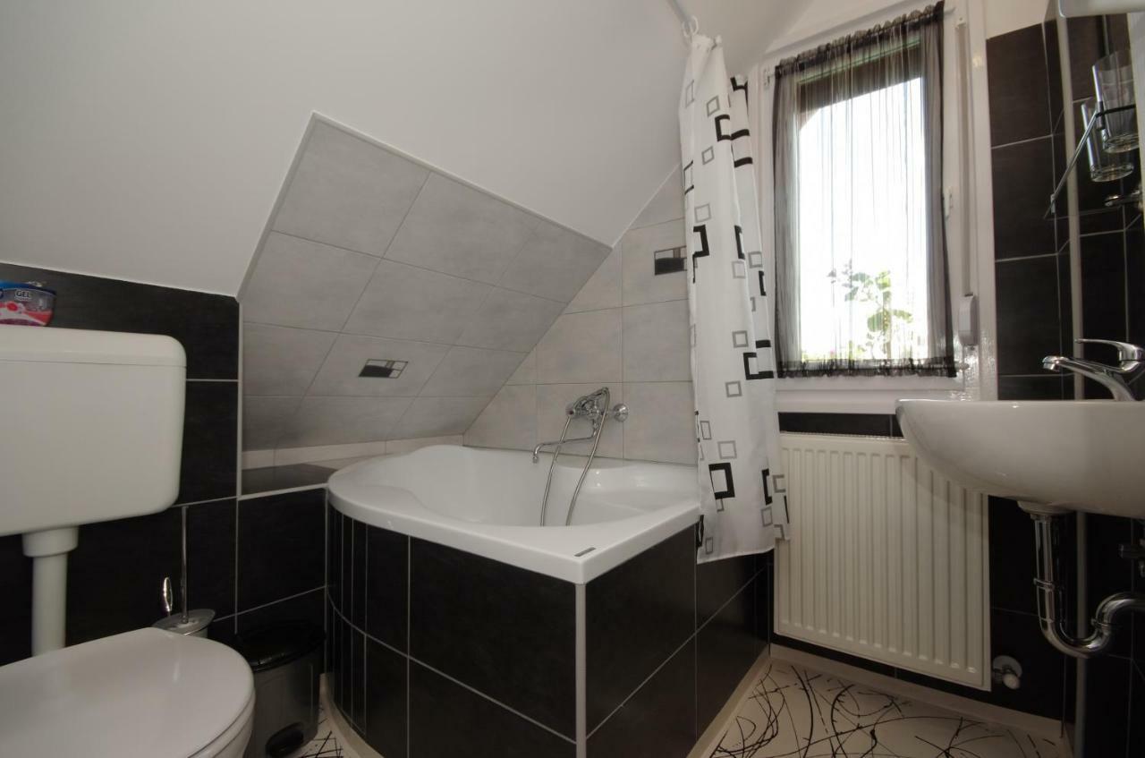 Matyas Apartmanhaz Дьюла Экстерьер фото
